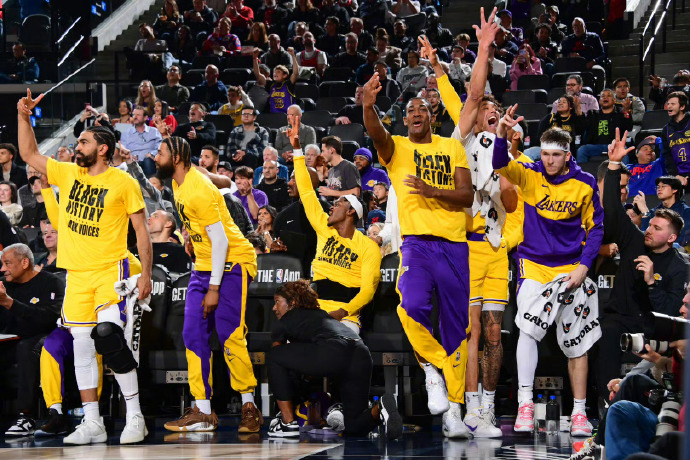 NBA常規賽，快船以97-122慘敗于湖人，目前形勢堪憂