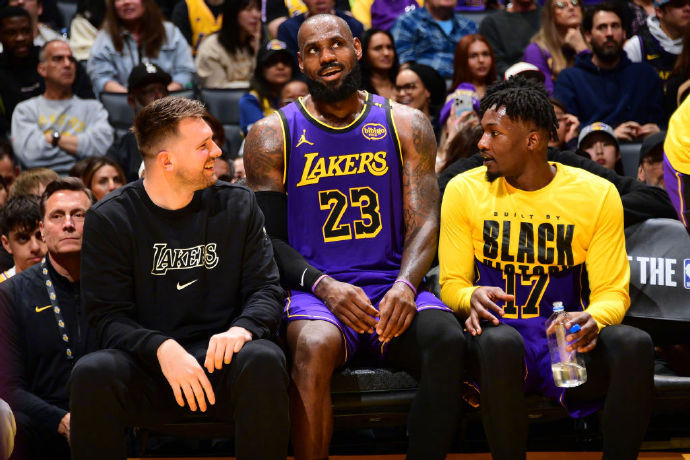 湖人險勝勇士，詹姆斯42分創紀錄