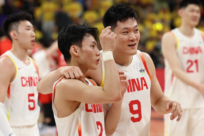 主場的中國男籃以100:58輕取日本，成功升至小組第一的同時晉級亞洲杯正賽